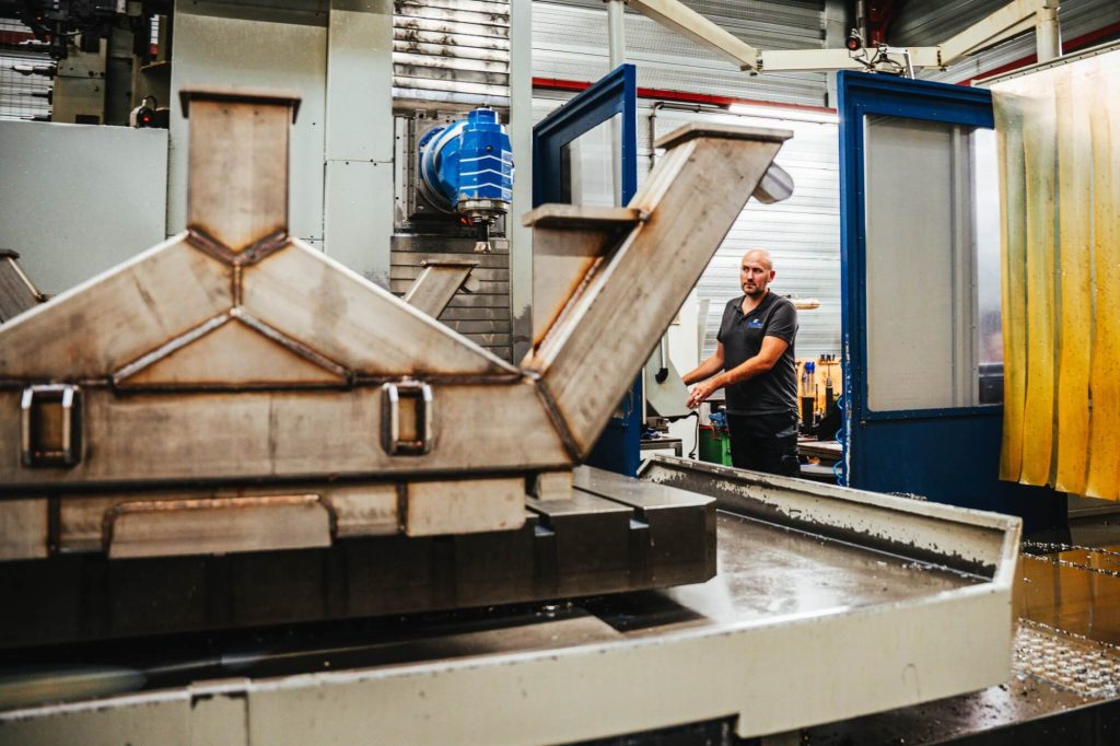 Man bedient machine in fabriekshal