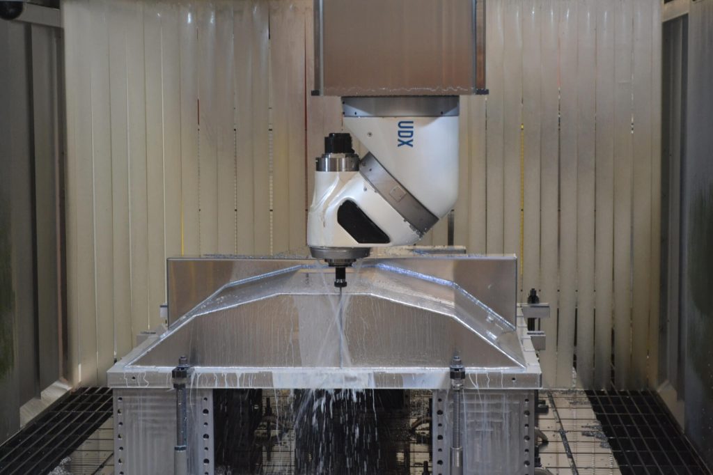 Freesmachine bewerkt metaal onder waterkoeling