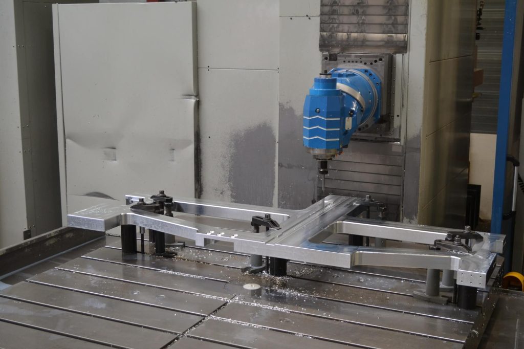 CNC-machine freest metalen onderdeel op werktafel.