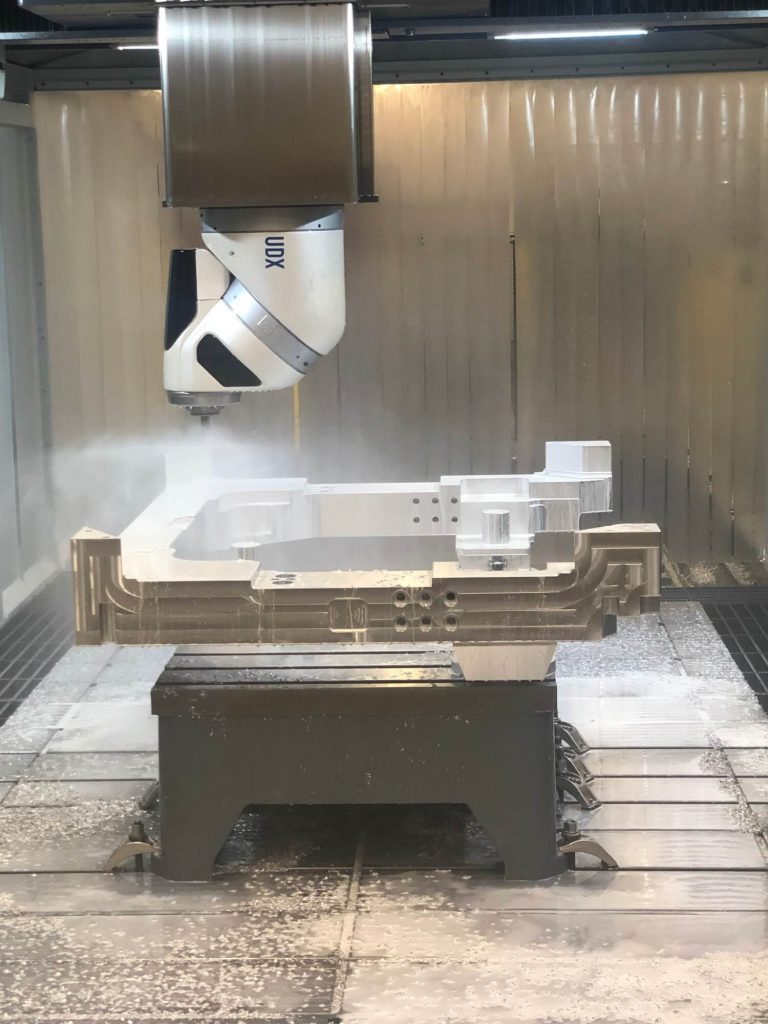 CNC-machine bewerkt metalen onderdeel in werkplaats.
