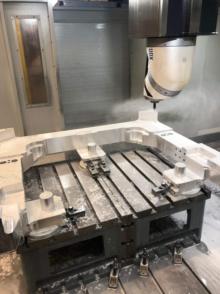 CNC-machine bewerkt metalen object met precisie.