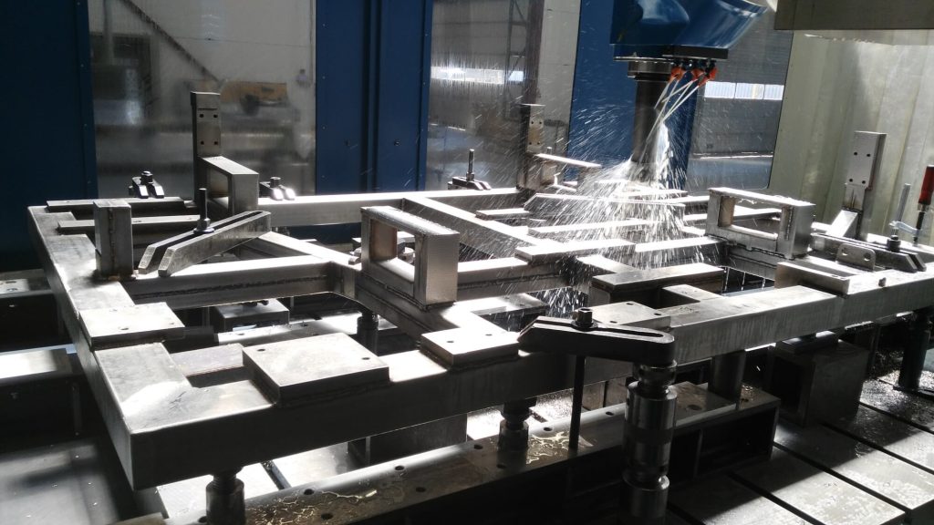 Metaalbewerkingsmachine in werking met watersproei