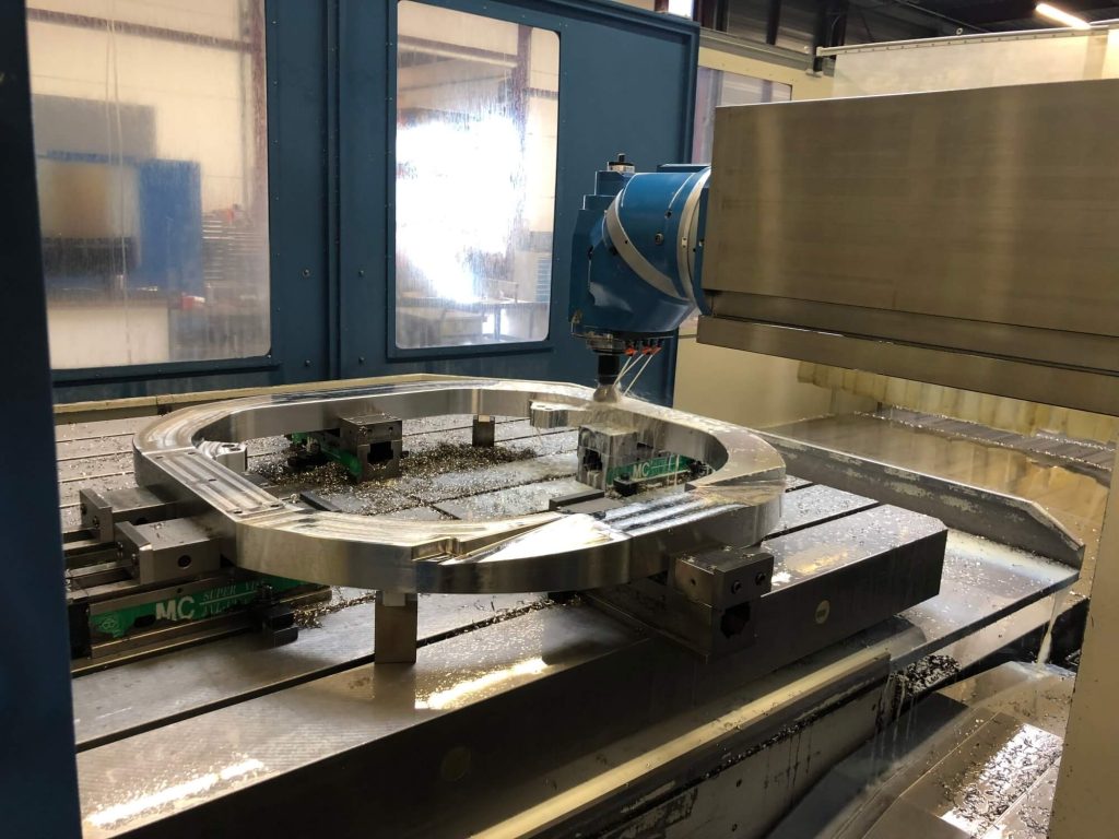 CNC-machine freest metalen onderdeel in werkplaats.